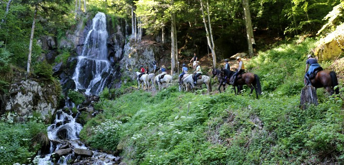 Randonnée à la découverte des montagnes et de leurs légendes - Caval&go