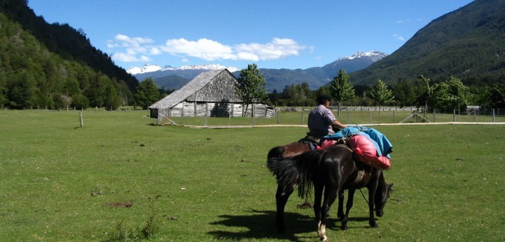 Randonnée à cheval dans la vallée de Puelo au Chili