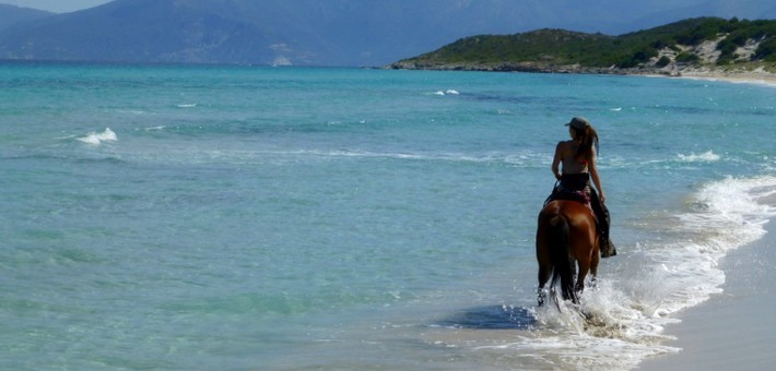 Randonnée équestre en Corse dans le désert des Agriates