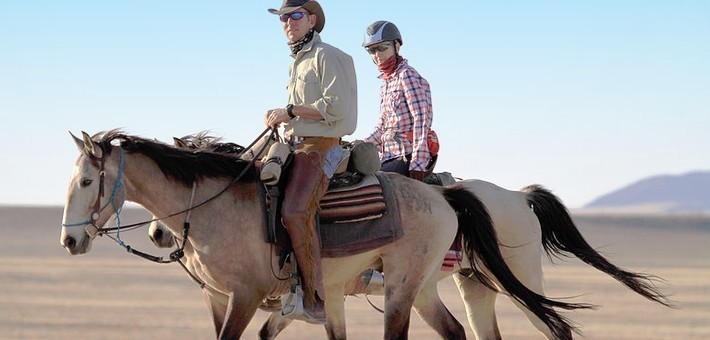 Randonnée à cheval sportive et galop dans le désert du Namib - Caval&go